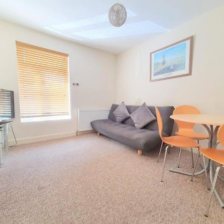 Bassett Flat With 2 Bedrooms And Superfast Wi-Fi Sittingbourne Extérieur photo