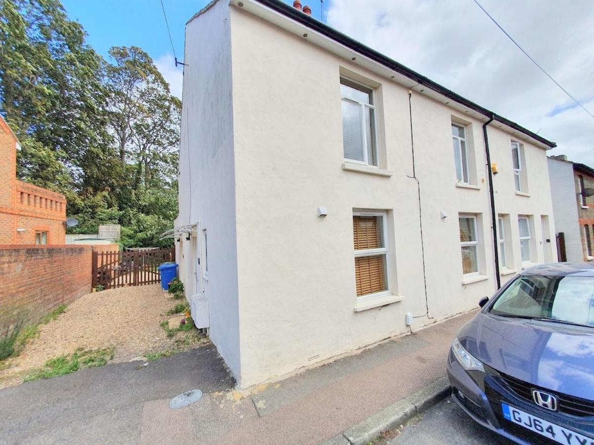 Bassett Flat With 2 Bedrooms And Superfast Wi-Fi Sittingbourne Extérieur photo